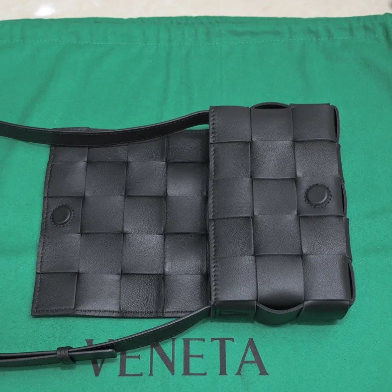 Batch 1320, ready to ship, first release on the whole network ♨️♨️ (mini size) BV sheepskin + 15 grid cassette + limited edition 🉑️🉑️🉑️ Classic style, high-end simplicity, this upper body is super refreshing! Paired with the BV parrot green on the sides, it’s very stylish but not exaggerated! Model: 7587 Size: 19*5.5*12cm